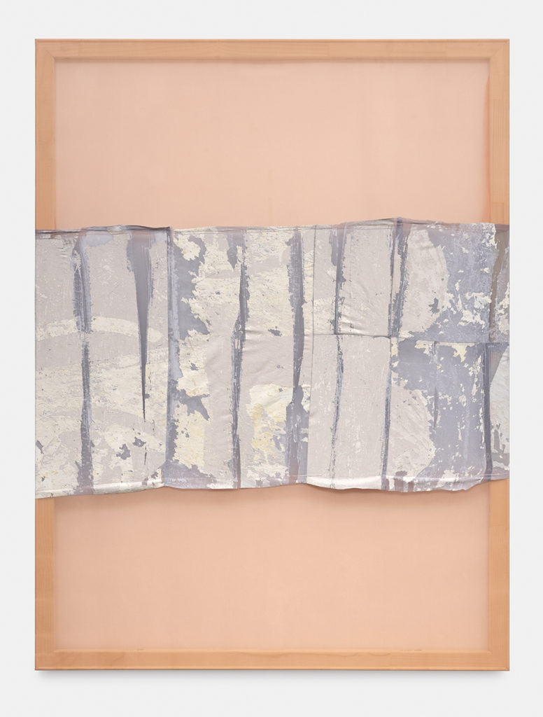 KARO KUCHAR, Bandage sauvage I, 146x110cm, Wall material transferred to organza sewn with silk, 2022 ©Nicolas Brasseur