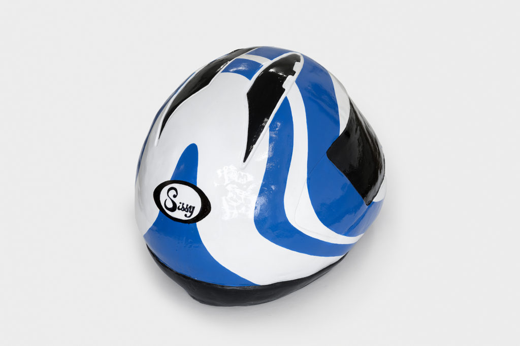 LOUKA ANARGYROS, Sissy (helmet), 26x38x25cm, céramique & acrylique, 2022 ©Nicolas brasseur