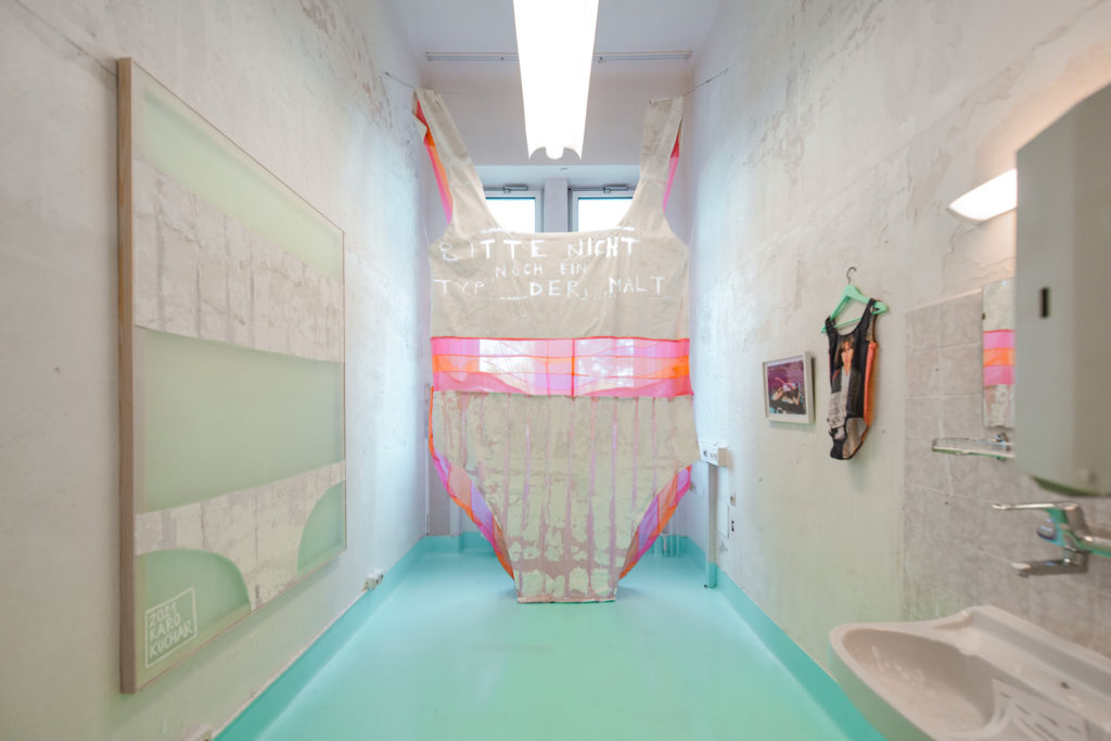 KARO KUCHAR, Parallel Vienna, Artist Statement, installation de maillots de bain de la salle B202, 400x230cm, 2021
