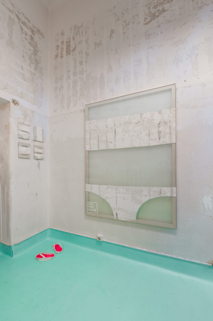 KARO KUCHAR, Please not another dude who paints - Installation, matériau des murs de la clinique, organza et soie, 2021