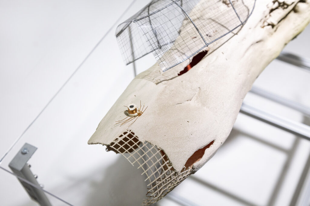 ESTHER MICHAUD, Patient 2.33_1021 2021, 100×42×100cm, wood, plaster, steel, pmma, acrylic, electronic components, 2021